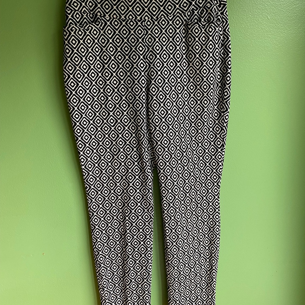 Chicos ankle pull on pant.  Chicos size 0R which is a size 4.